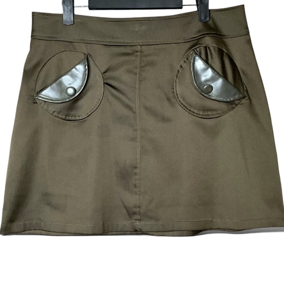 TATYANA Olive Green Poly Blend Satin Faux Leather Pocket Flaps Lined Mini Skirt - Picture 3 of 10